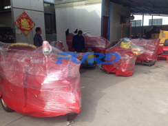 福瑞得機(jī)械座駕壓路機(jī)、大容量灌縫機(jī)，小型灌縫機(jī)包裝完畢準(zhǔn)備發(fā)貨