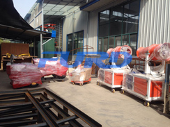 福瑞得機(jī)械壓路機(jī)、二次結(jié)構(gòu)澆注機(jī)、霧炮準(zhǔn)備發(fā)貨